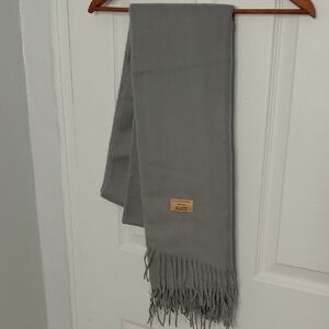 Chic Lucano Geovanni Cashmere Gray Scarf with Fringe